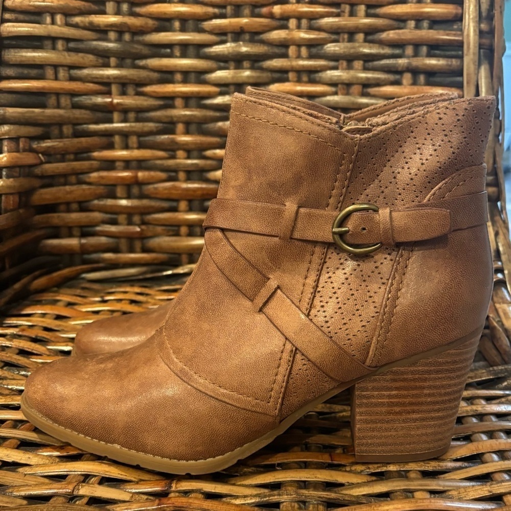BareTraps  Launa Bootie Tan Ankle Boots with Strap Detail, Zip Up size 10.5 - Picture 2 of 11